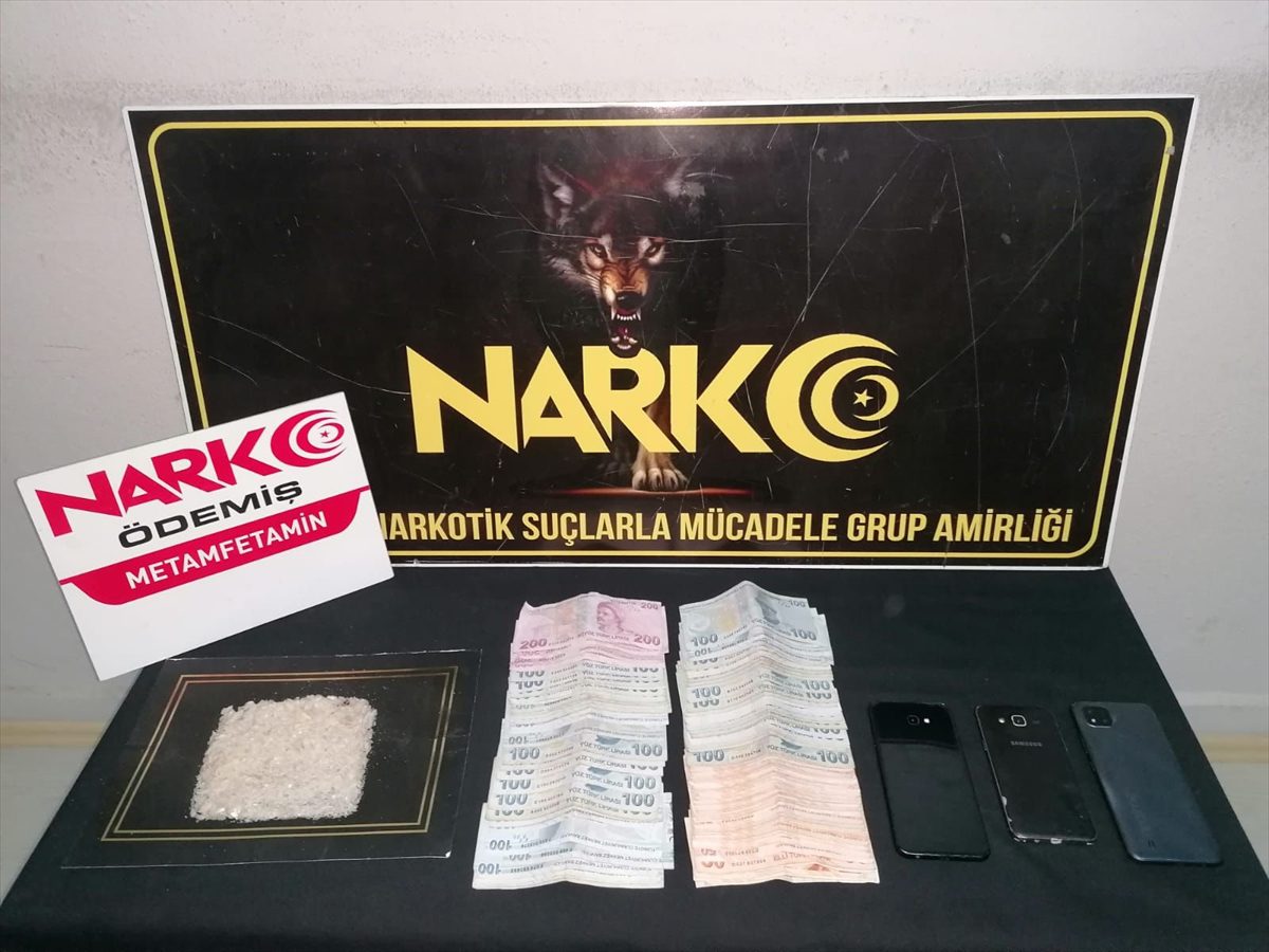 İzmir'de uyuşturucu operasyonunda 3 kişi tutuklandı