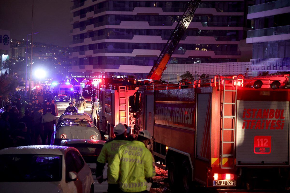 GÜNCELLEME – Kadıköy'de 24 katlı binada çıkan yangın söndürüldü