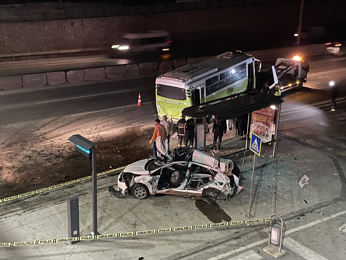 Kocaeli'de halk otobüsüne ve durağa çarpan otomobilin sürücüsü öldü