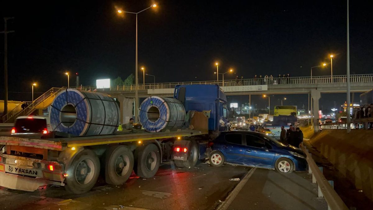 Kocaeli'de zincirleme trafik kazasında 3 kişi yaralandı