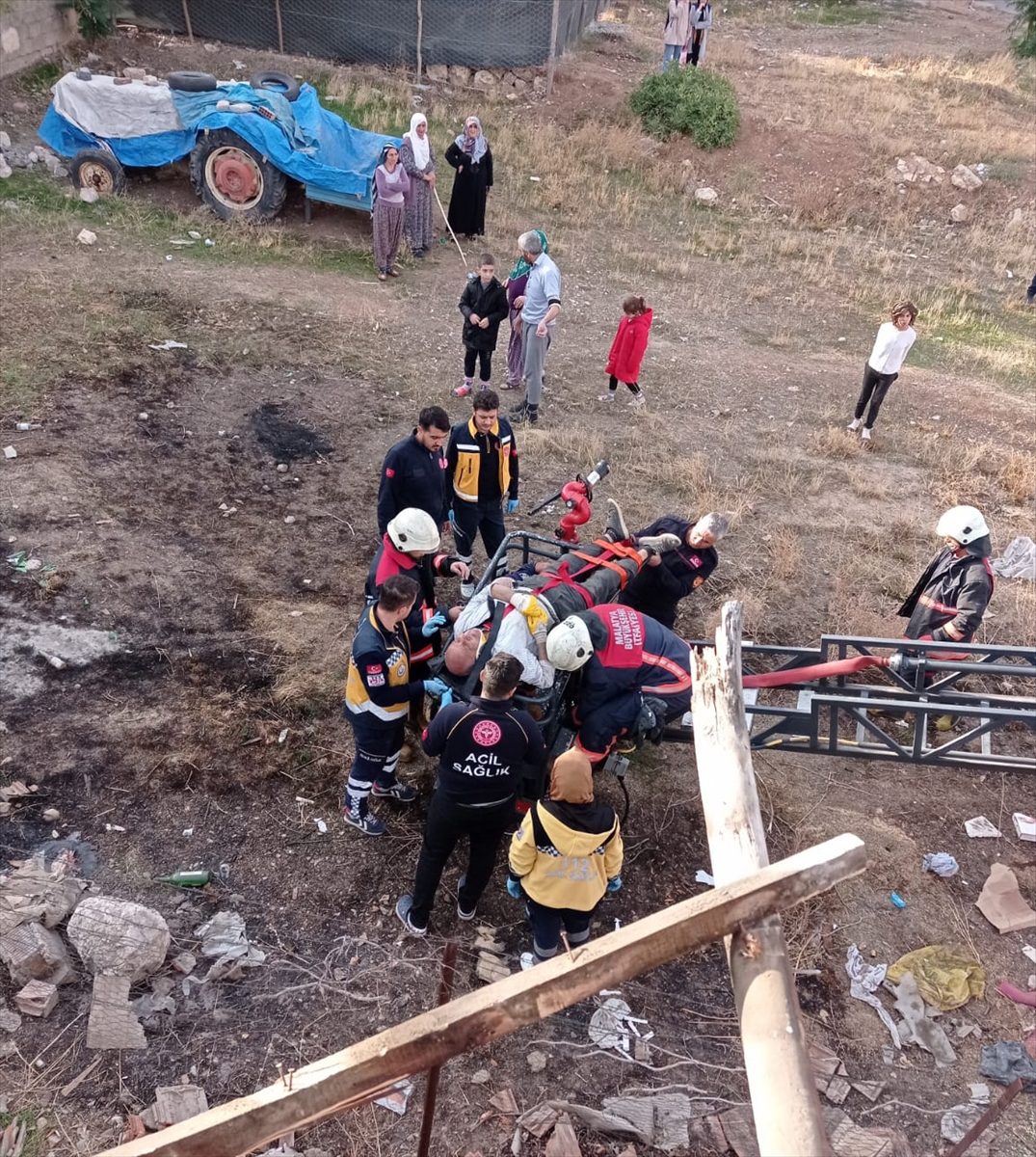 Malatya'da bir evin sökülen çatısı çöktü, 1 kişi yaralandı