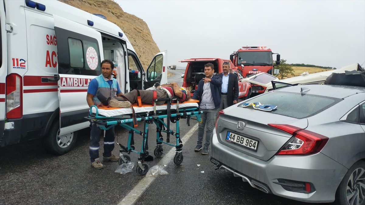 Malatya'da iki otomobilin çarpışması sonucu 1 kişi öldü, 4 kişi yaralandı