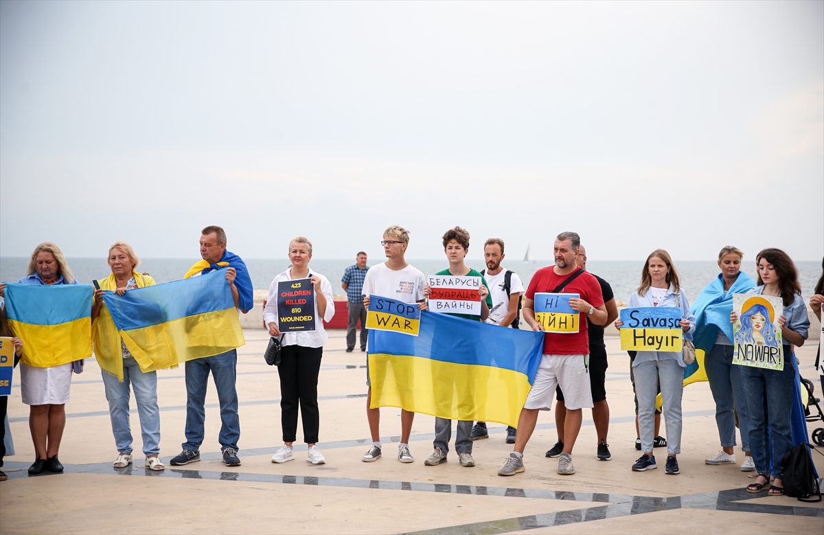 Mersin'de yaşayan Ukraynalılar Rusya'yı protesto etti