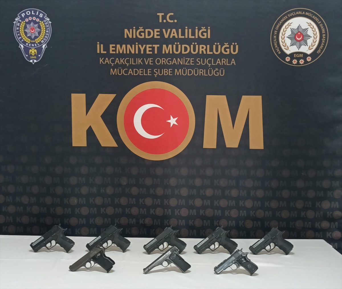 Niğde'de bir otomobilde 8 ruhsatsız tabanca ele geçirildi