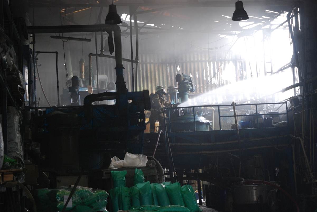 GÜNCELLEME – Pendik'te kimya fabrikasında çıkan yangın söndürüldü