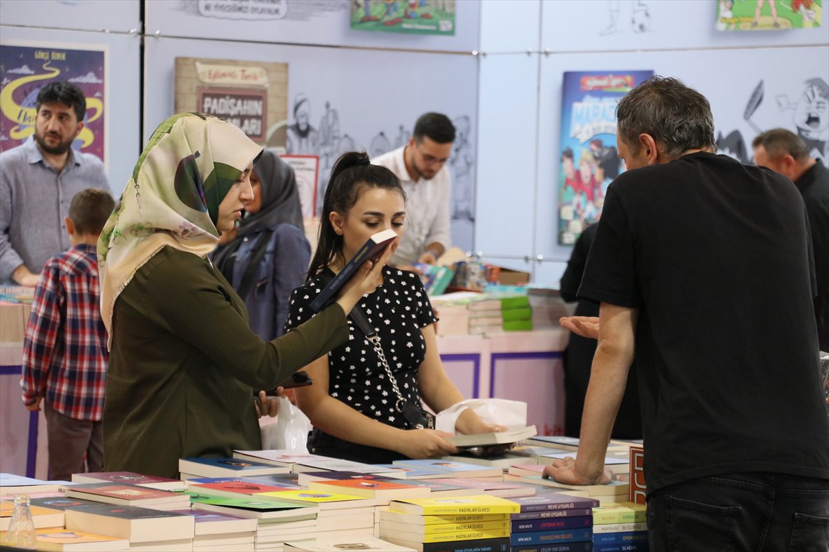 Samsun'daki Karadeniz 7. Kitap Fuarı'na öğrencilerden yoğun ilgi