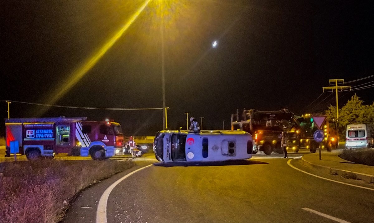 Silivri'de devrilen ambulans kullanılamaz hale geldi