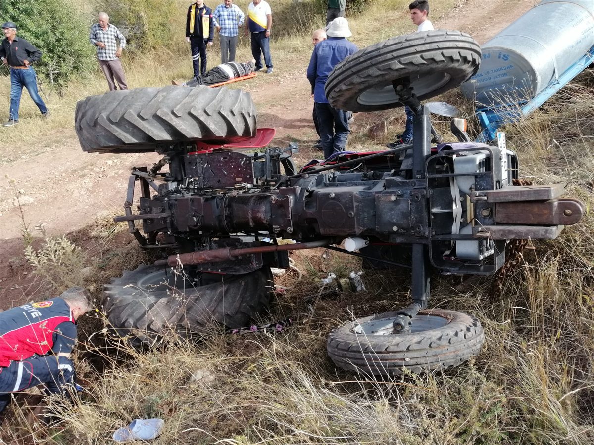 Sivas'ta devrilen traktörün altında kalan kişi öldü, sürücü yaralandı