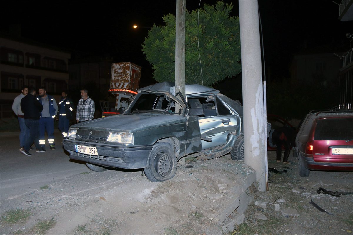 Sivas'ta direğe çarpan otomobildeki 4 kişi yaralandı