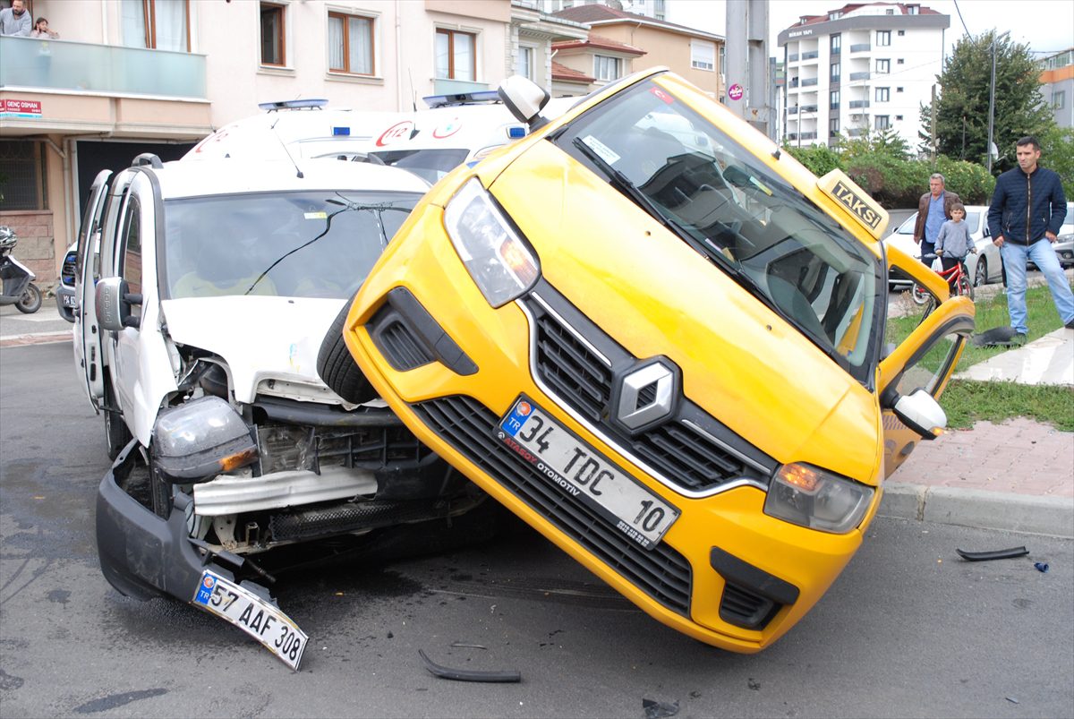 Sultanbeyli'deki trafik kazasında 4 kişi yaralandı