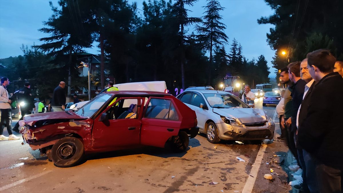 Tokat'ta iki otomobilin çarpıştığı kazada 5 kişi yaralandı