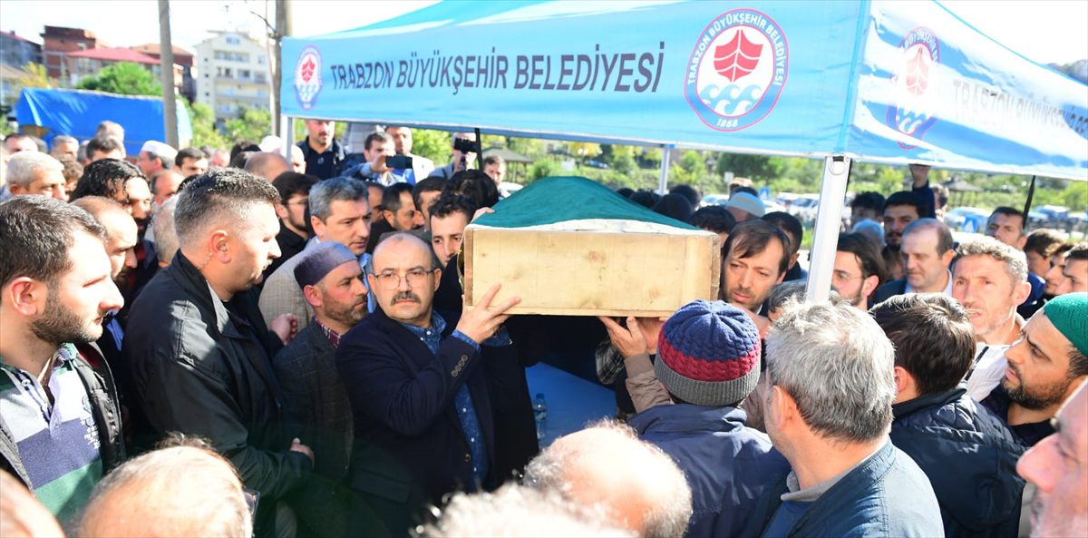 Trabzon'da vefat eden lise müdürünün cenaze namazını hafız oğlu kıldırdı