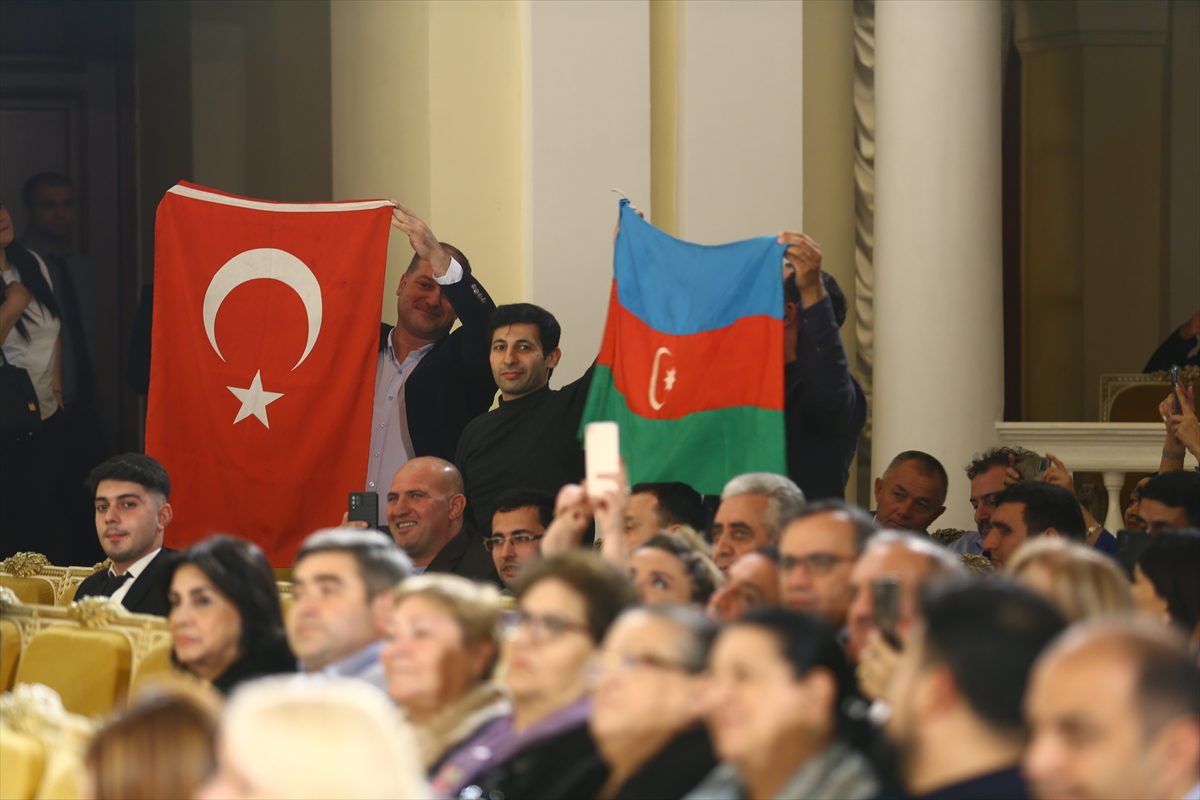 Türk ve Azerbaycanlı sanatçılar Bakü'de ortak konser verdi