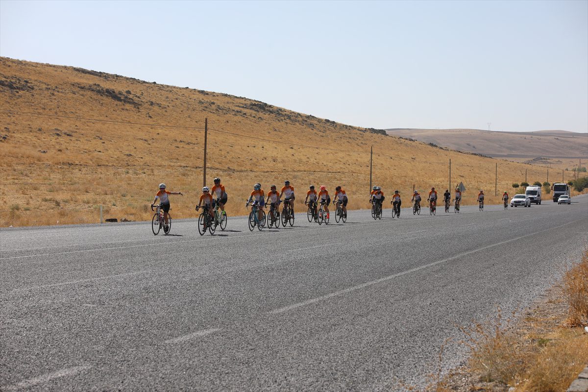 “Umuda Pedal” ekibi Vanlı çocuklar için pedal çeviriyor
