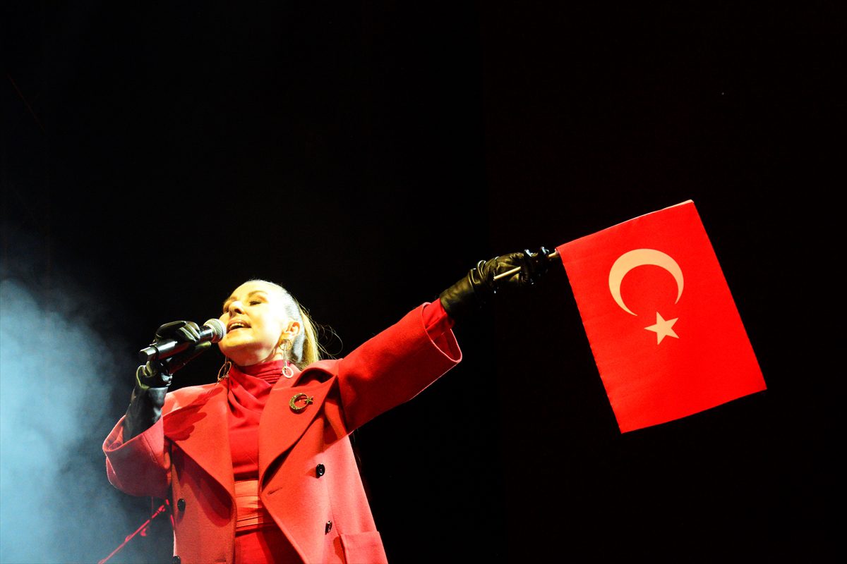 Ünlü şarkıcı Nilüfer, Cumhuriyet Bayramı dolayısıyla Bursa'da konser verdi