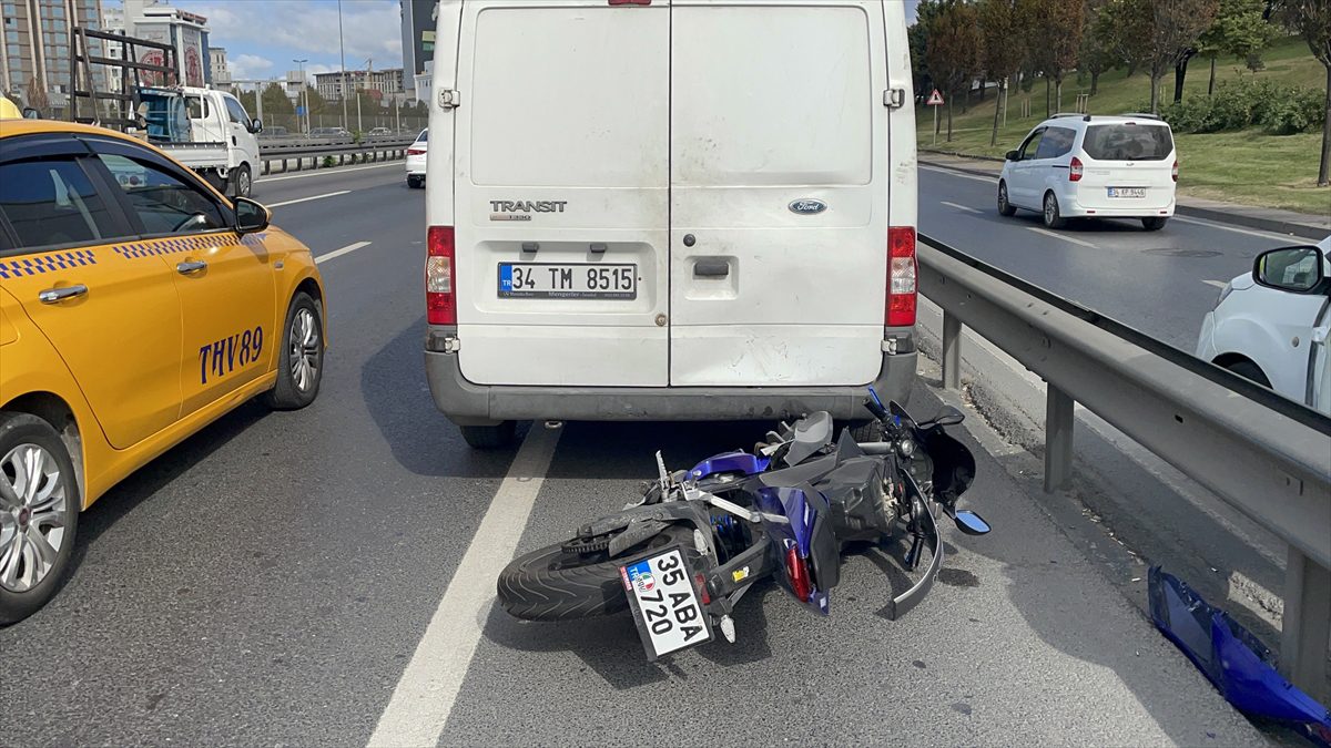 Zeytinburnu'nda duran minibüse çarpan motosikletteki 2 kişi yaralandı