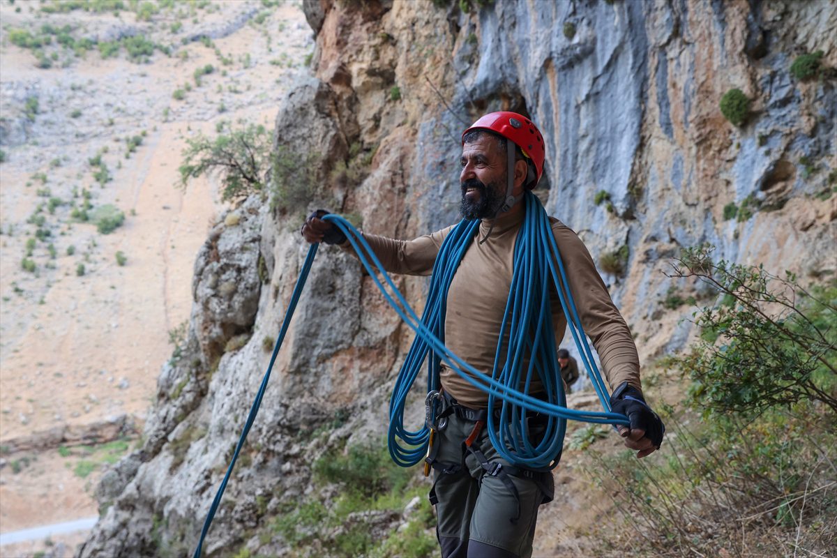 Zirvedeki “kaya balı”na profesyonel dağcılarla ulaştılar