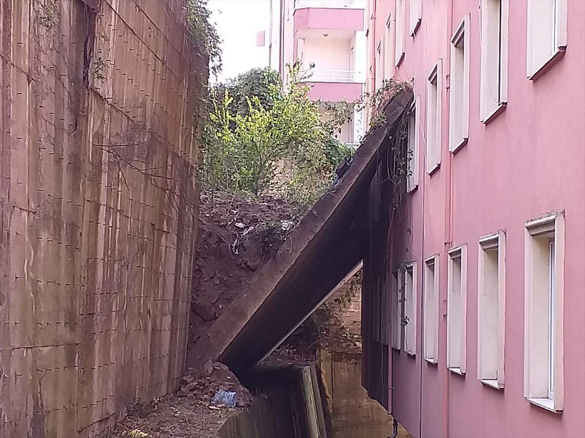 Zonguldak'ta çöken istinat duvarı apartmana zarar verdi