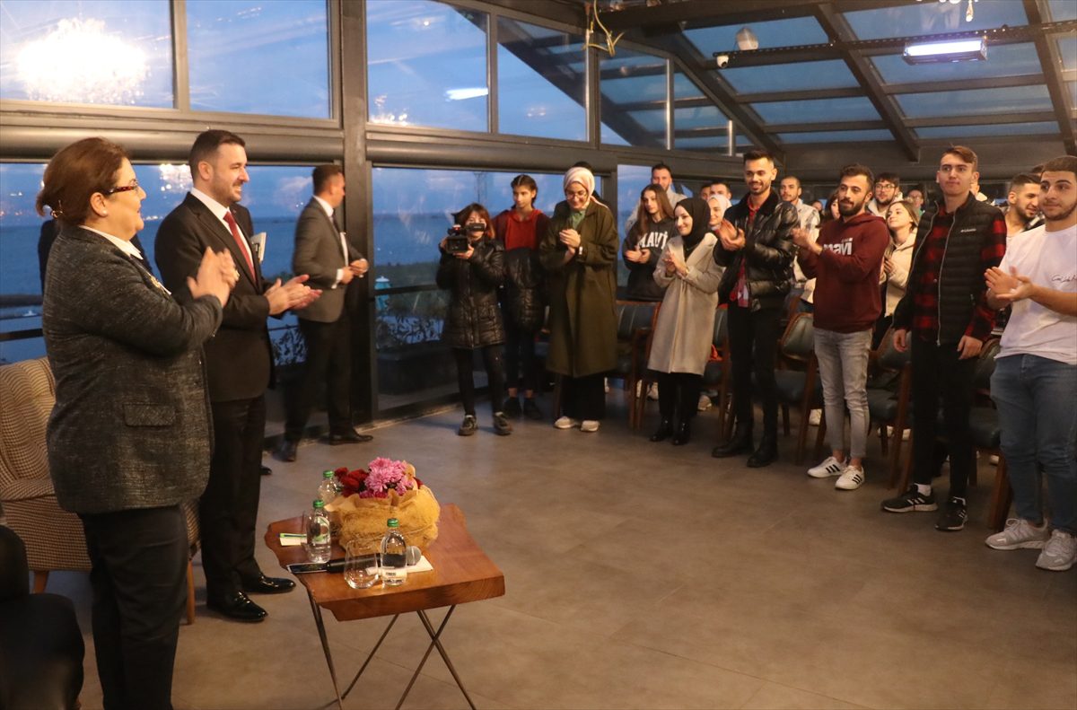 Aile ve Sosyal Hizmetler Bakanı Derya Yanık, Yalova'da gençlerle bir araya geldi