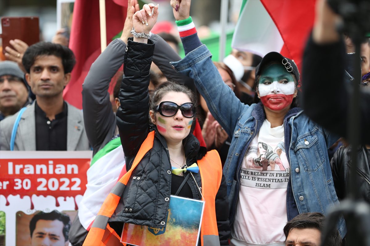 Almanya'da Ukrayna ve İranlılar, Rusya ve İran yönetimlerini protesto etti