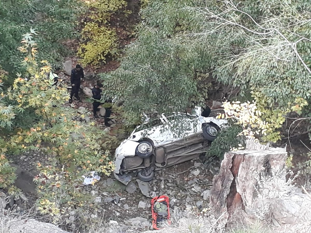 Antalya'da şarampole devrilen otomobilin sürücüsü hayatını kaybetti