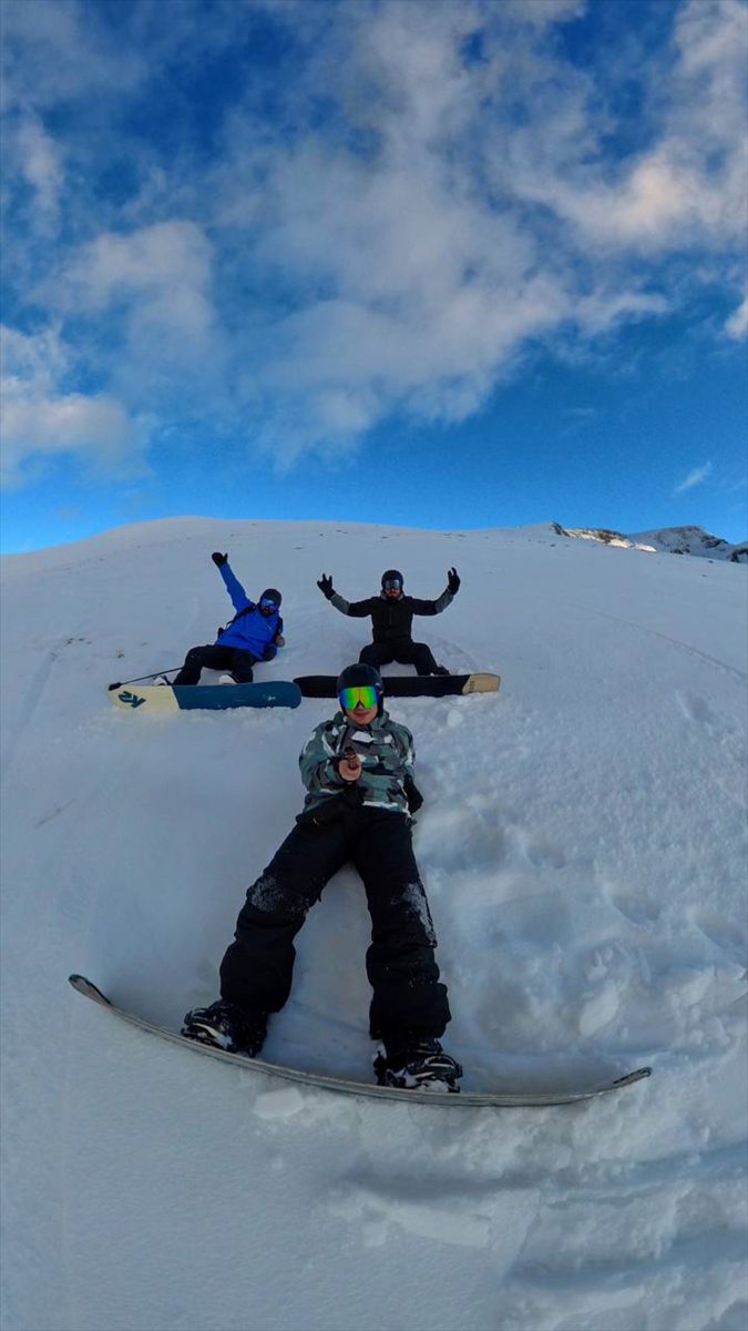 Ardahan'daki Bülbülan Yaylası'nda bir araya gelen kayakseverler snowboard yaptı