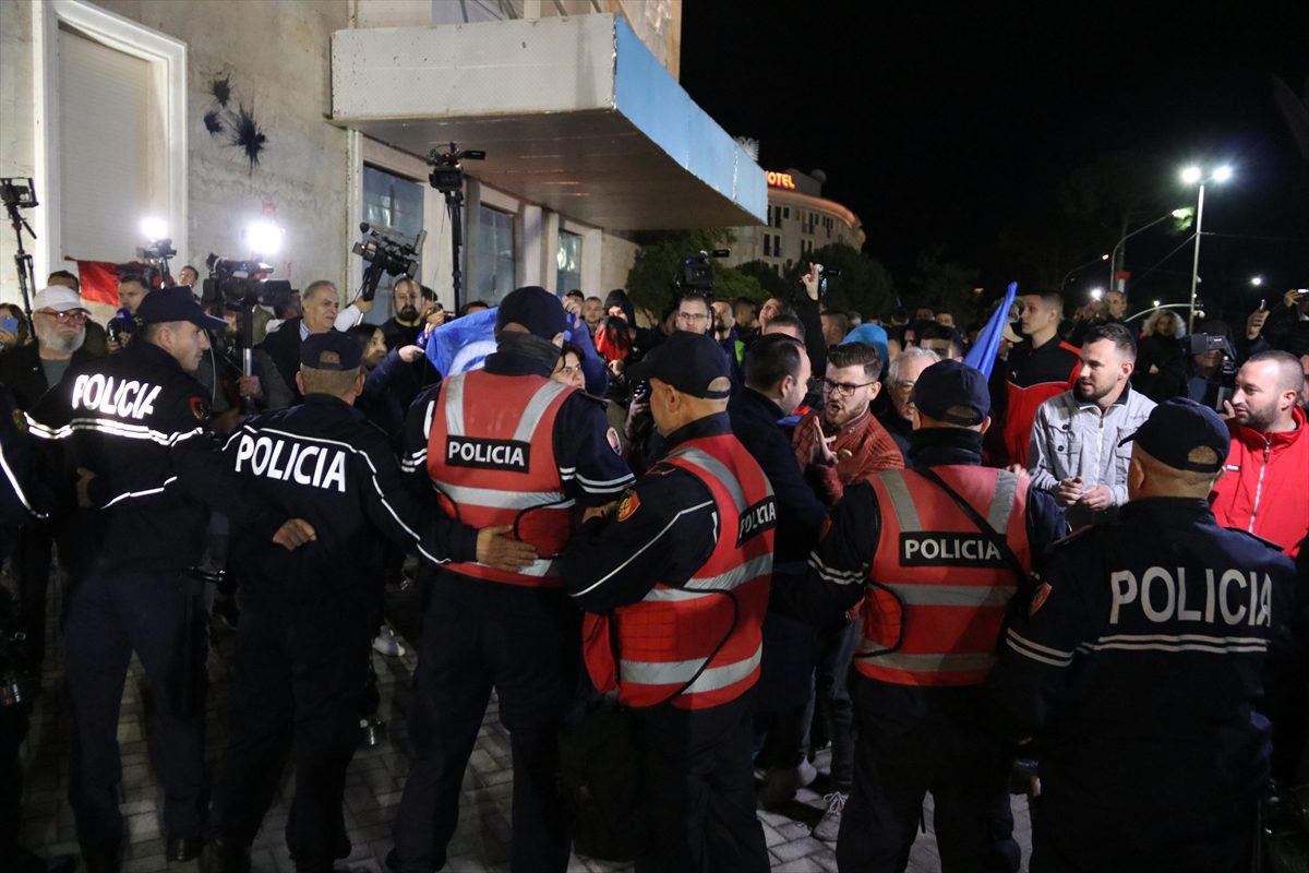 Arnavutluk'ta hükümet karşıtı gösteri düzenlendi