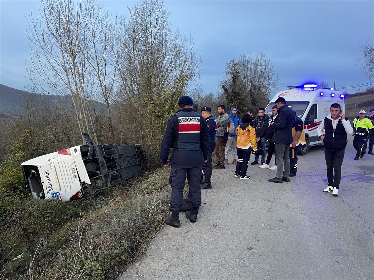 Bartın'da yolcu otobüsünün devrilmesi sonucu 39 kişi yaralandı