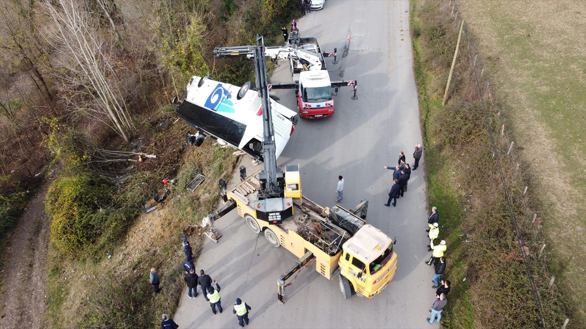 GÜNCELLEME – Bartın'da yolcu otobüsünün devrilmesi sonucu 40 kişi yaralandı