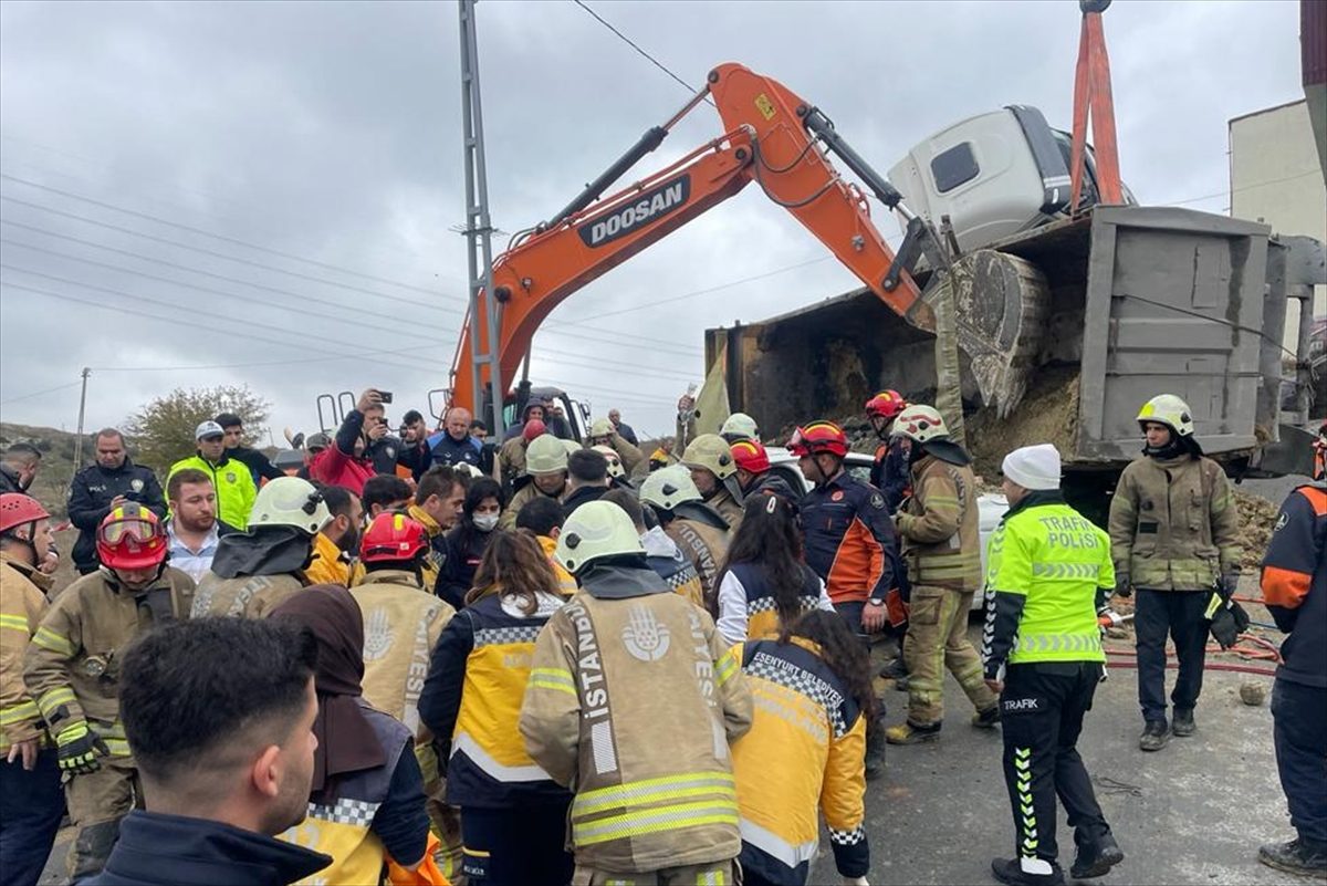 Başakşehir'de hafriyat kamyonu otomobilin üzerine devrildi