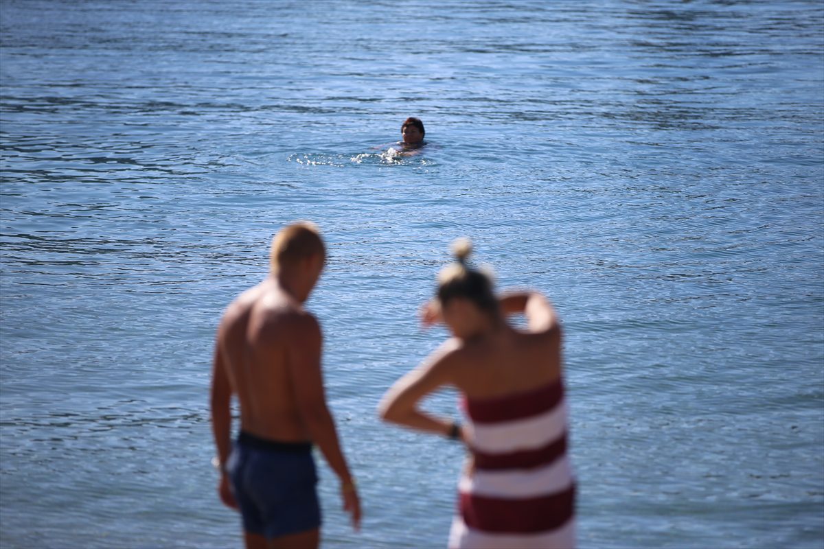 Bodrum'da güneşli havayı fırsat bilenler denize girdi