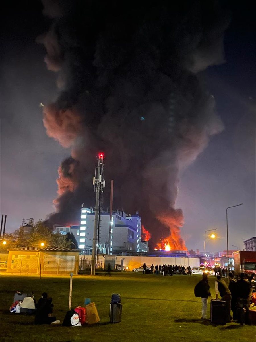 GÜNCELLEME – Bursa'da tekstil fabrikasında çıkan yangına müdahale ediliyor