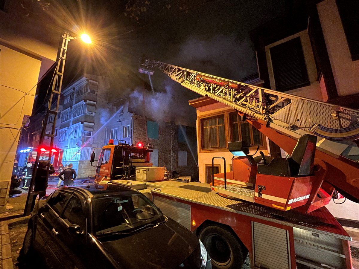 Bursa'da üç katlı binada çıkan yangın söndürüldü