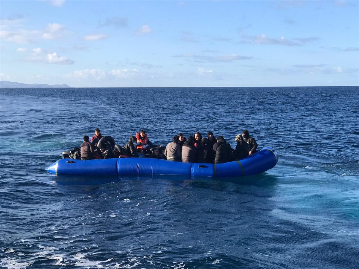 Çanakkale'de Türk kara sularına itilen 35 düzensiz göçmen kurtarıldı
