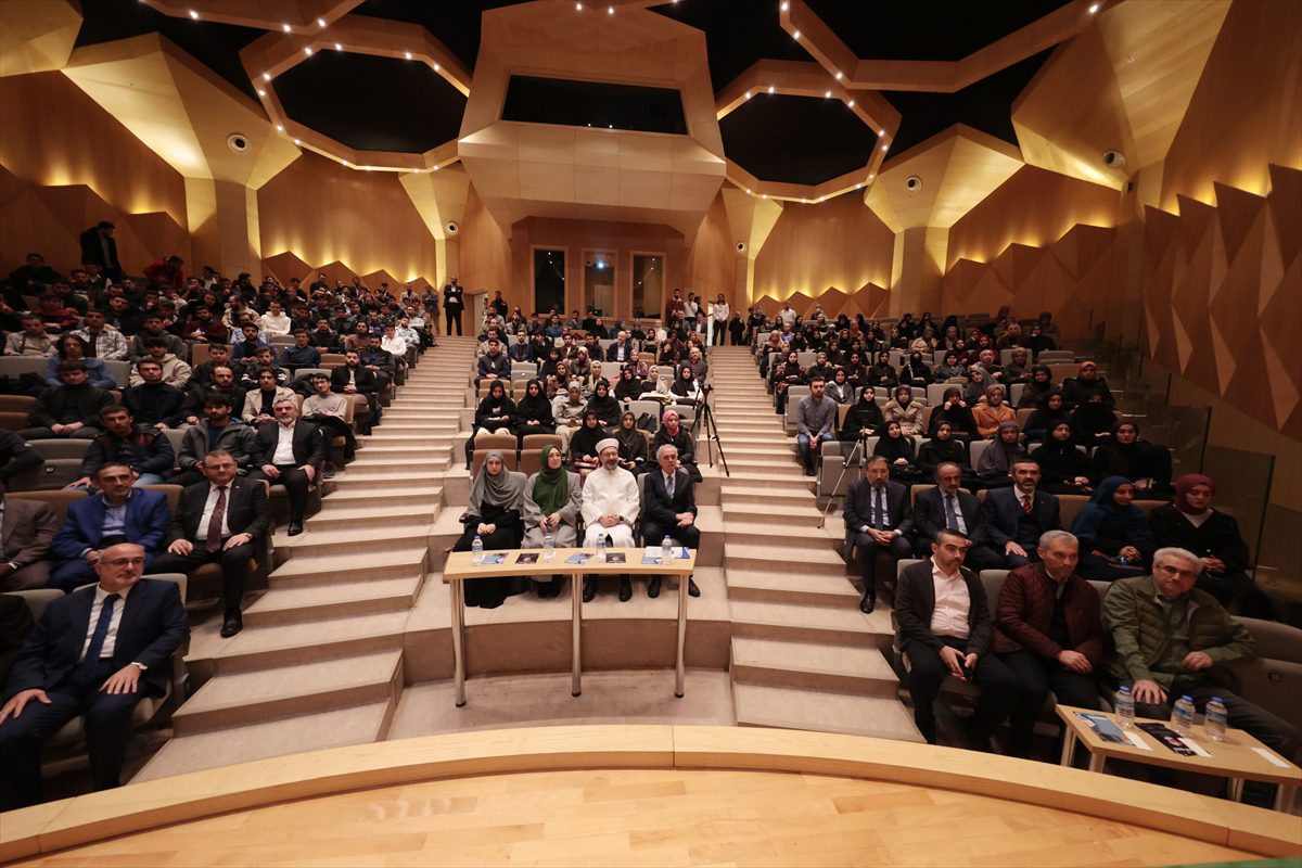 Diyanet İşleri Başkanı Erbaş, İstanbul'da İlahinet Kulübü öğrencileriyle buluştu: