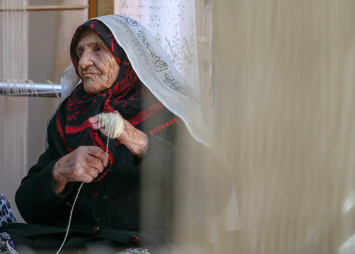 Dokuma kursunun 85 yaşındaki kursiyeri hem öğreniyor hem öğretiyor