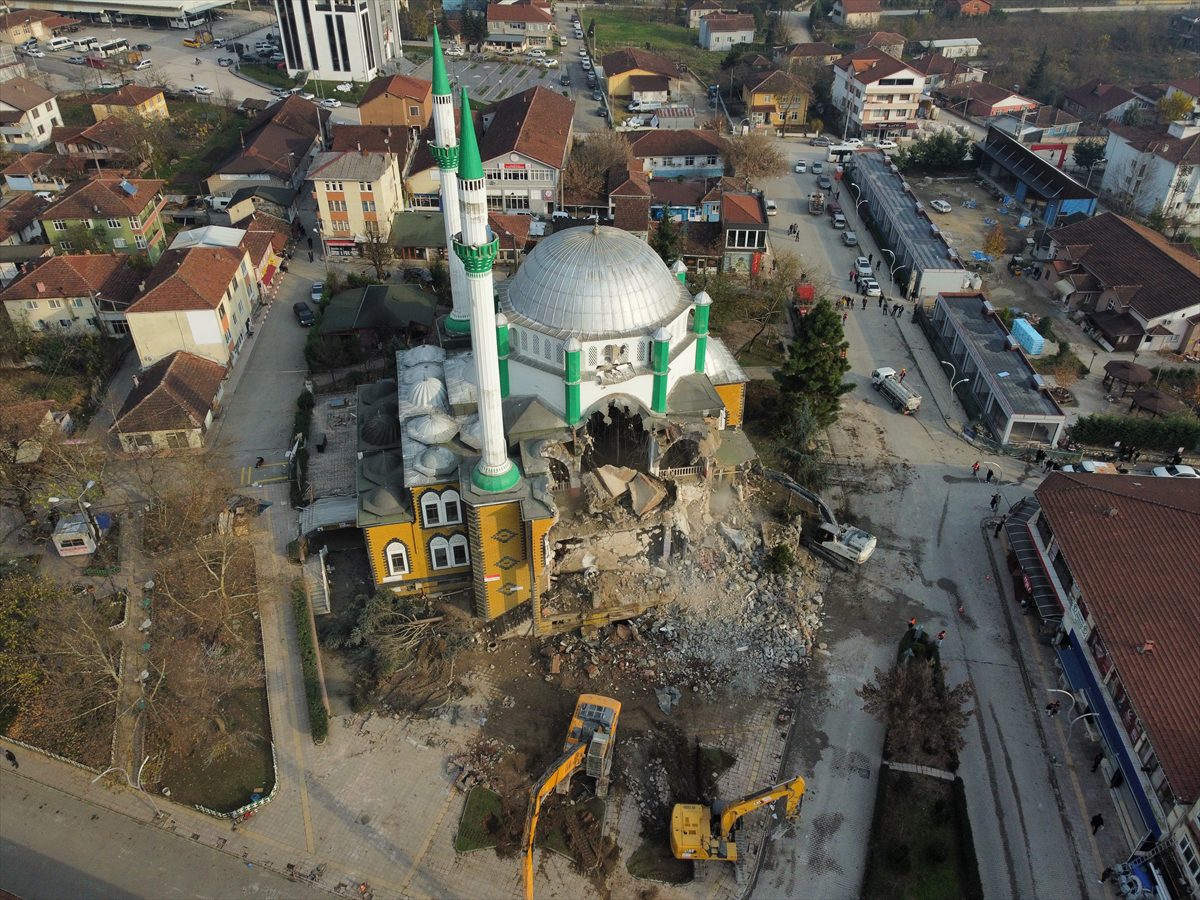 Düzce'de depremde ağır hasar gören cami yıkıldı