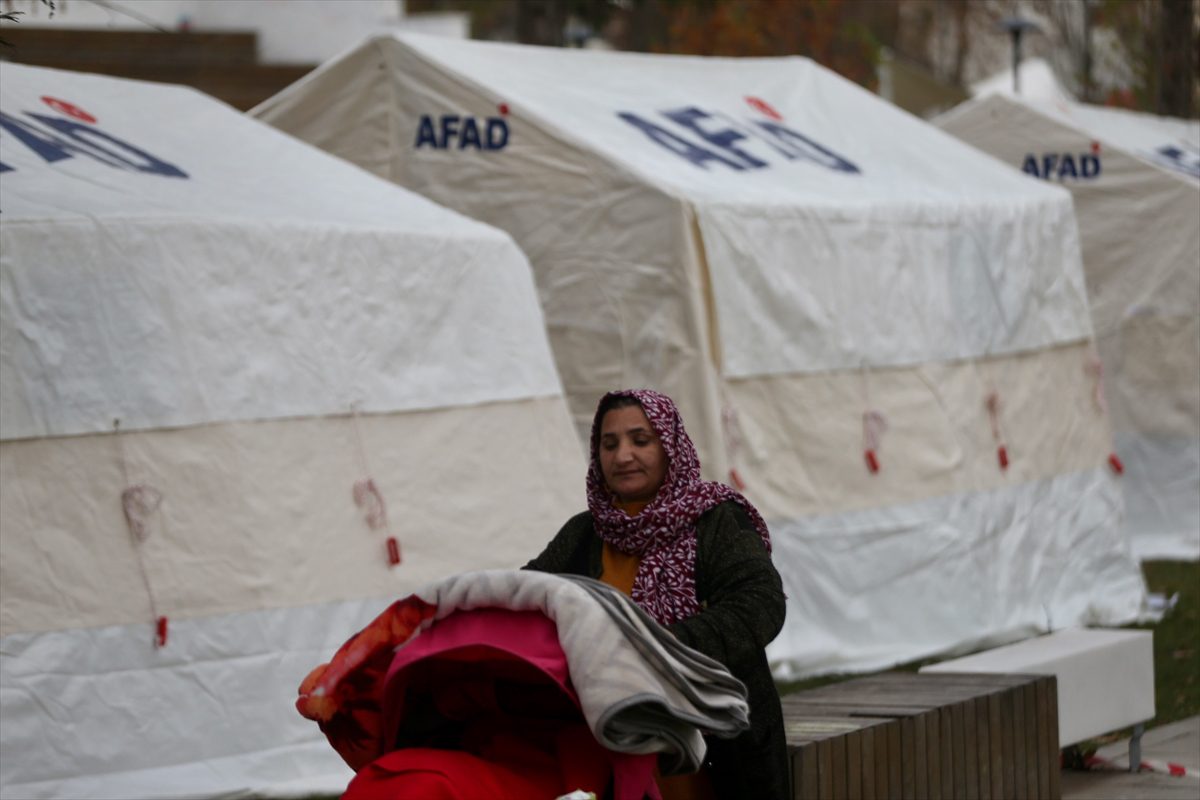 Düzce'de evlere giremeyen vatandaşlar geceyi çadırlarda geçirdi