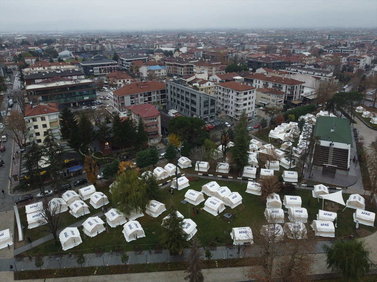 Düzce'de evlerine giremeyen vatandaşlar geceyi çadırlarda ve spor salonlarında geçirdi