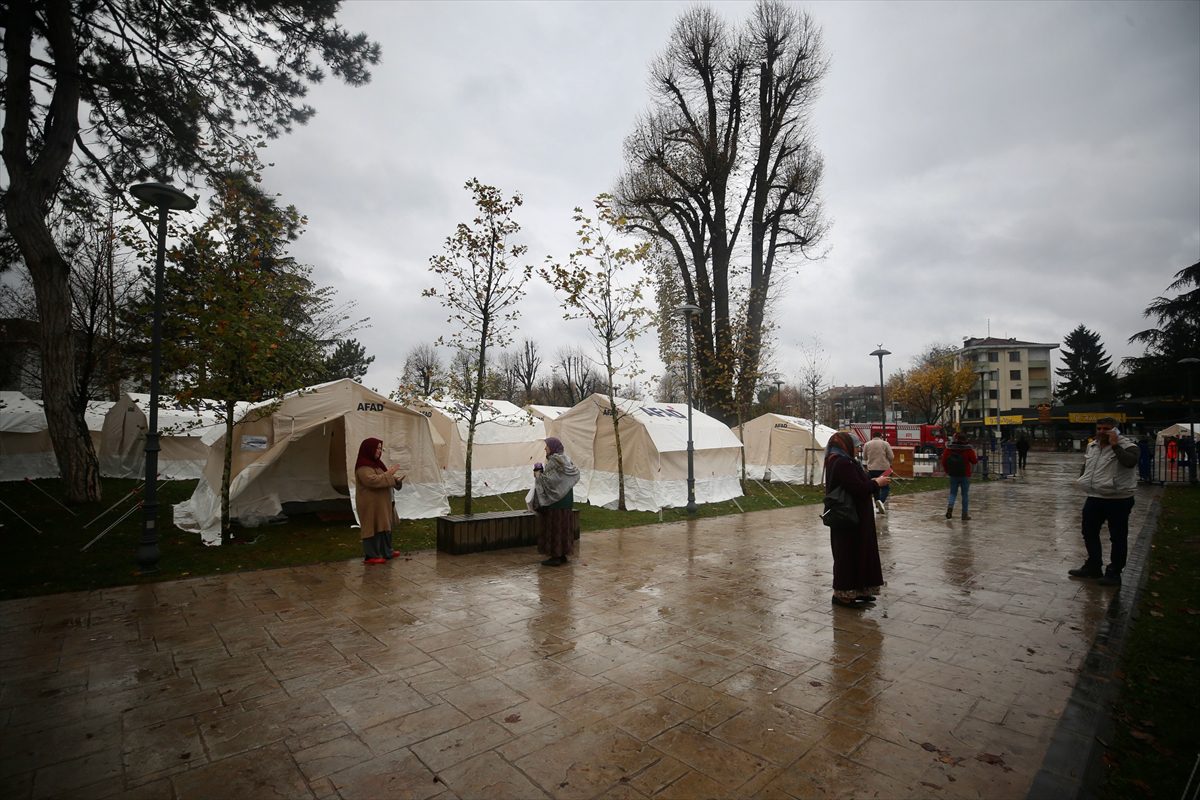 Düzce'de vatandaşların çadır kentlerde konaklaması sürüyor