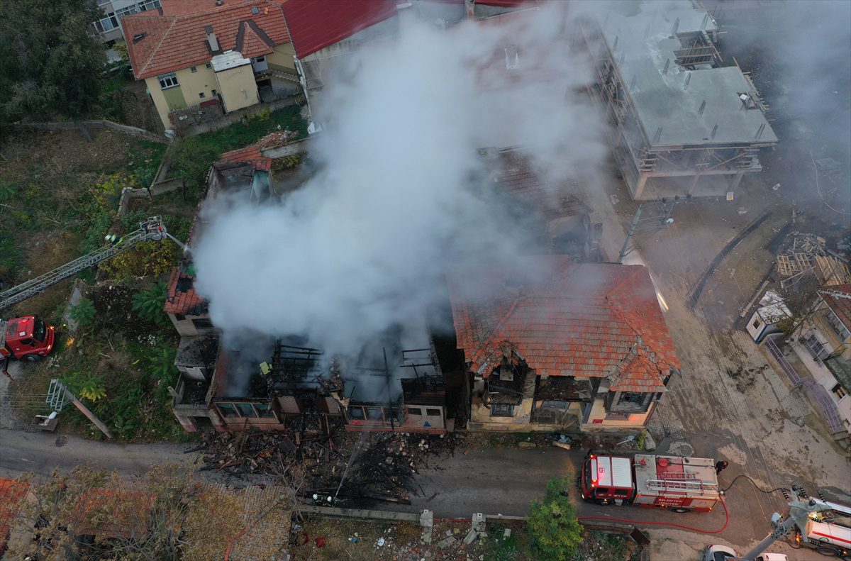 Edirne'de çıkan yangında iki katlı ahşap bina kullanılamaz hale geldi