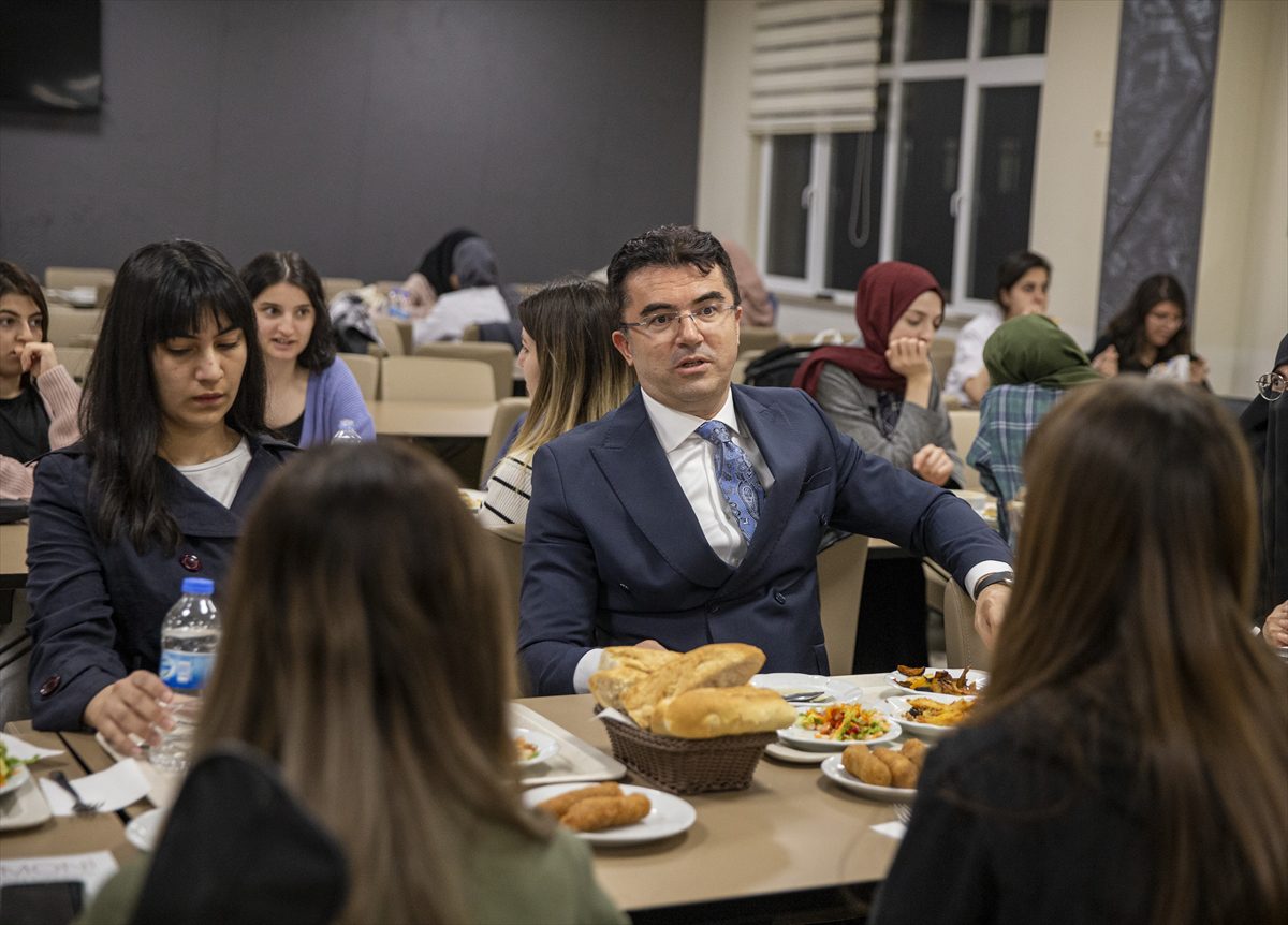 Erzurum Valisi Memiş, KYK yurdunda kalan kız öğrencilerle yemekte buluştu:
