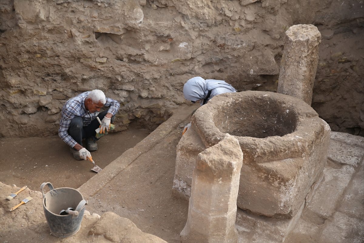 Harran'da 8 asırlık medresenin avlu, kuyu ve platformu bulundu