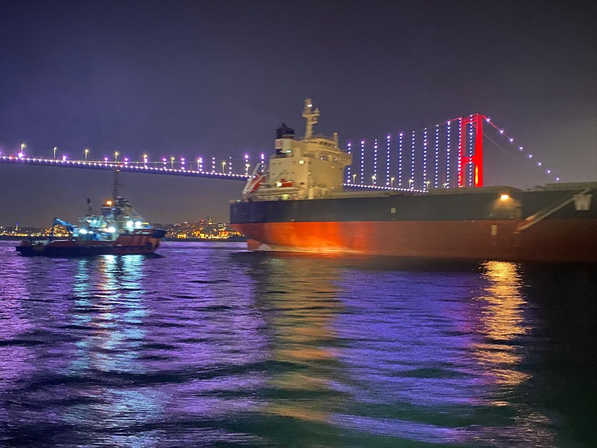 İstanbul Boğazı'nda arızalanan yük gemisi kurtarıldı