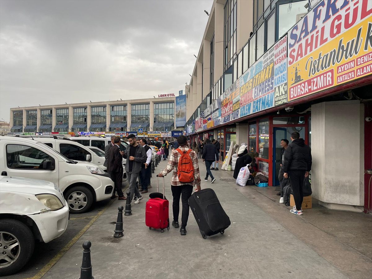 İstanbul'da ara tatil dönüşü otogardaki yoğunluk devam ediyor