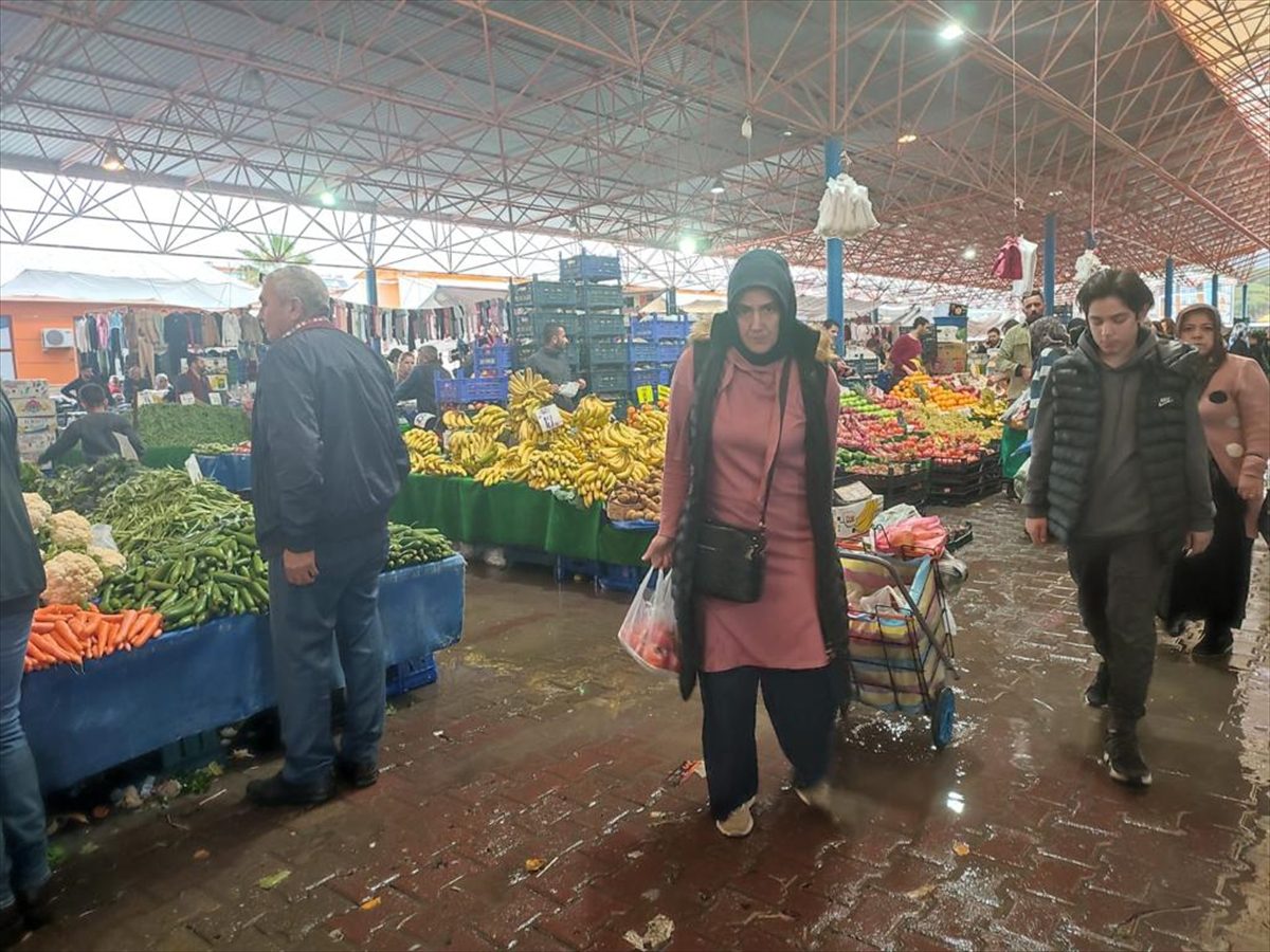 İzmir'de sağanak su baskınlarına neden oldu