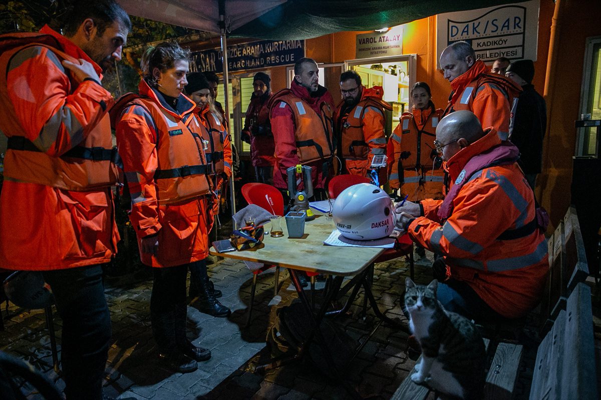 Kadıköy'de gönüllülere denizde gece arama-kurtarma eğitimi verildi