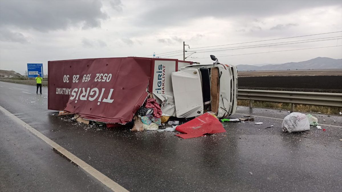 Kahramanmaraş'ta devrilen nakliye kamyonundaki 2 kişi yaralandı