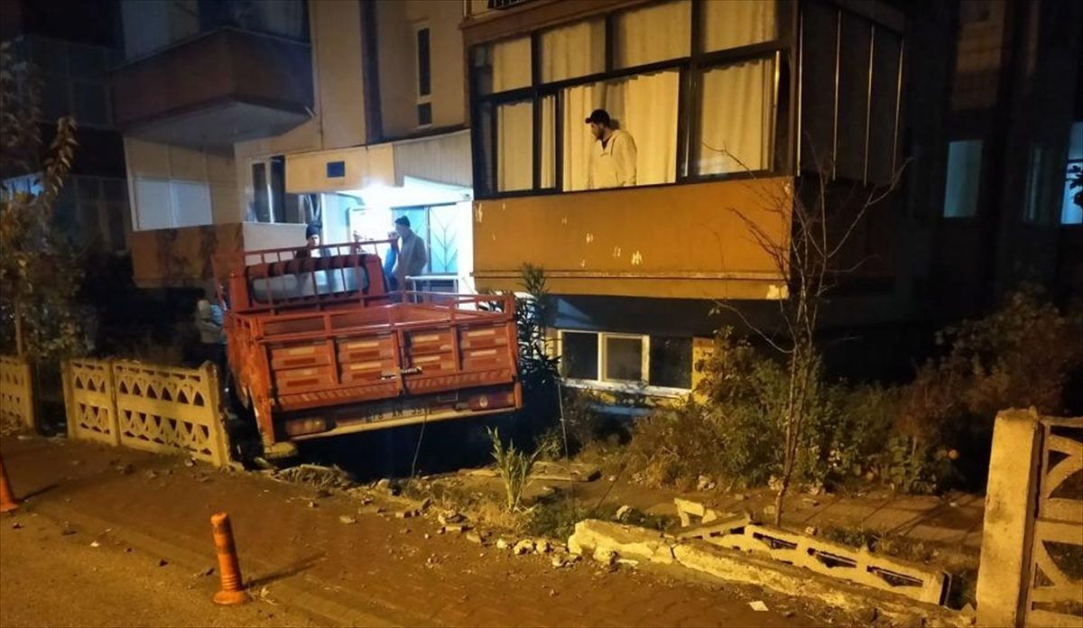 Karabük'te duvarı yıkan kamyonetin site bahçesine girip merdivenlere çarpması kamerada