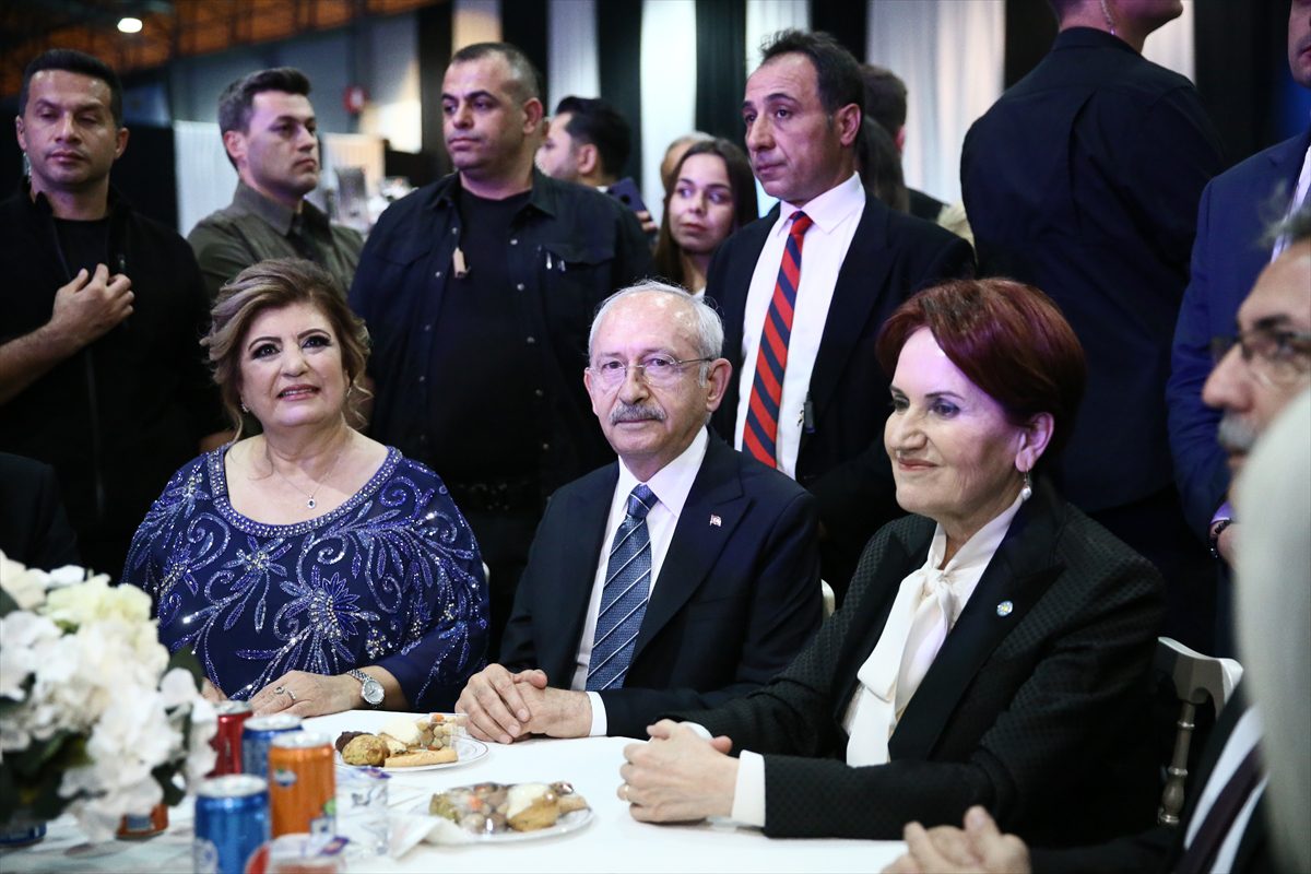 Kemal Kılıçdaroğlu ve Meral Akşener, Adana'da nikah şahitliği yaptı